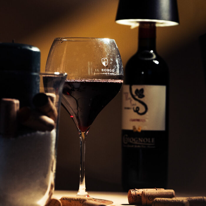 Calice di vino e tappi di sughero