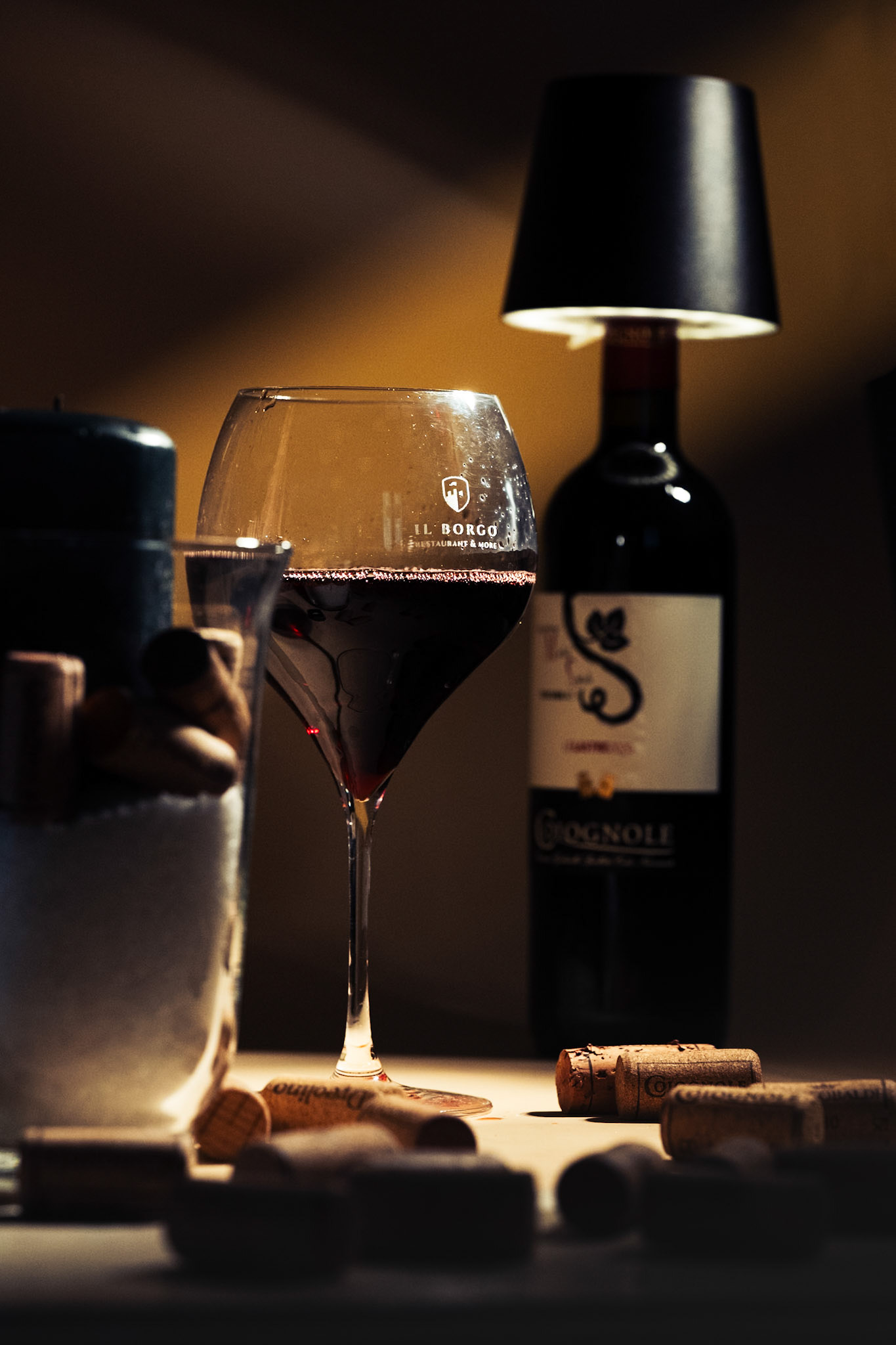 Calice di vino e tappi di sughero