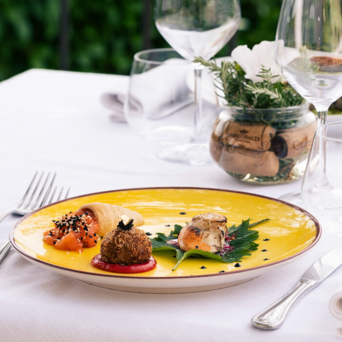 Piatto gourmet su tavolo elegante.