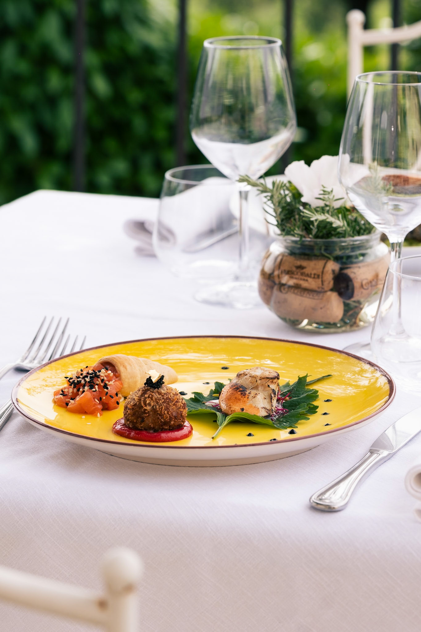 Piatto gourmet su tavolo elegante.